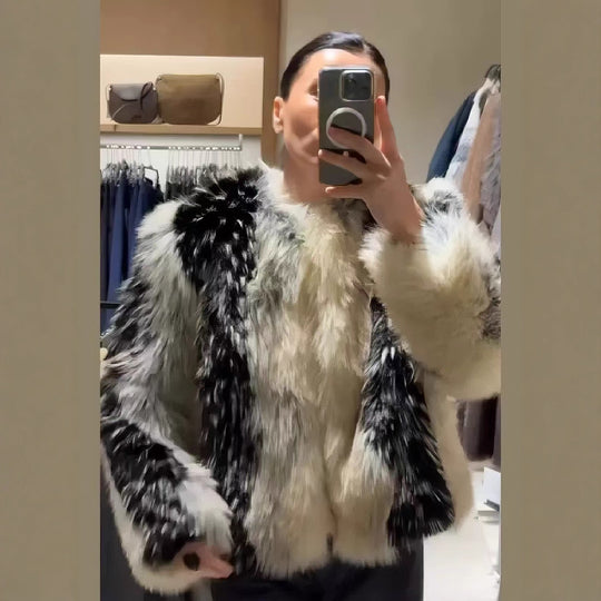 Damen nan kurze Kunstpelzjacke mit kontrastierenden Längsbesätzen und Rundhalsausschnitt EB
