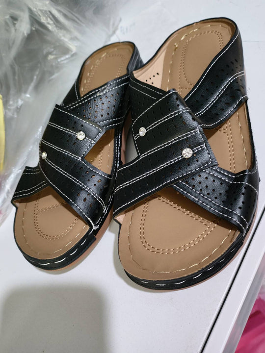 Damen elegante Clogs mit atmungsaktiver Oberflächenstruktur und modischen Schnittdetails EB