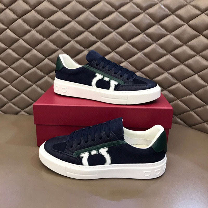 Damen Sportliche Sneakers mit auffälligem Logo-Detail und rutschfester Sohle EB