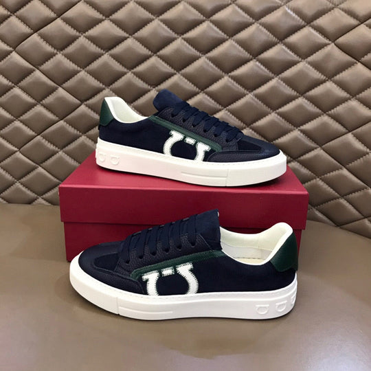 Damen Sportliche Sneakers mit auffälligem Logo-Detail und rutschfester Sohle EB