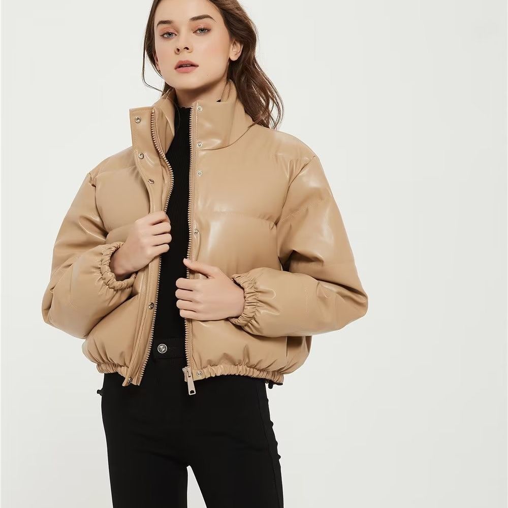 Damen gesteppte Kunstlederjacke mit hochschließendem Kragen und elastischen Bündchen EB