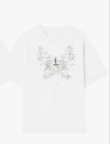 Damen T-Shirt mit künstlerischem Schmetterlingsdesign und herzförmigem Akzent EB