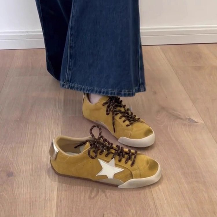 Damen sportliche Sneaker aus hochwertigem Veloursleder mit dekorativen Sternenapplikationen EB