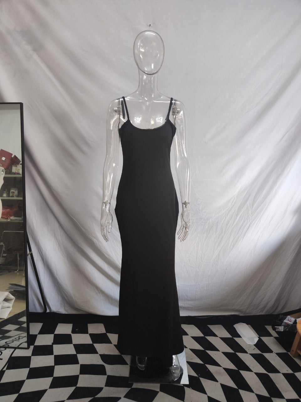 Damen Langes Kleid mit schmalen Spaghettiträgern und figurschmeichelndem Schnitt EB
