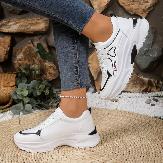 Damen Sneakers mit verspieltem Herzdesign und gepolsterter Sohle EB