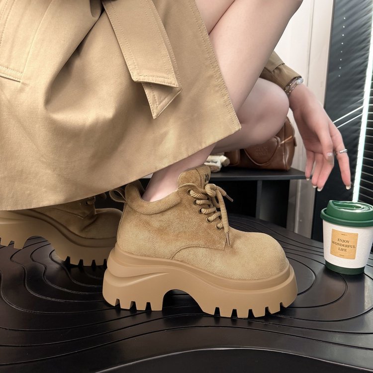 Damen Chunky Boots mit hohem Profil und robustem Schnürverschluss EB