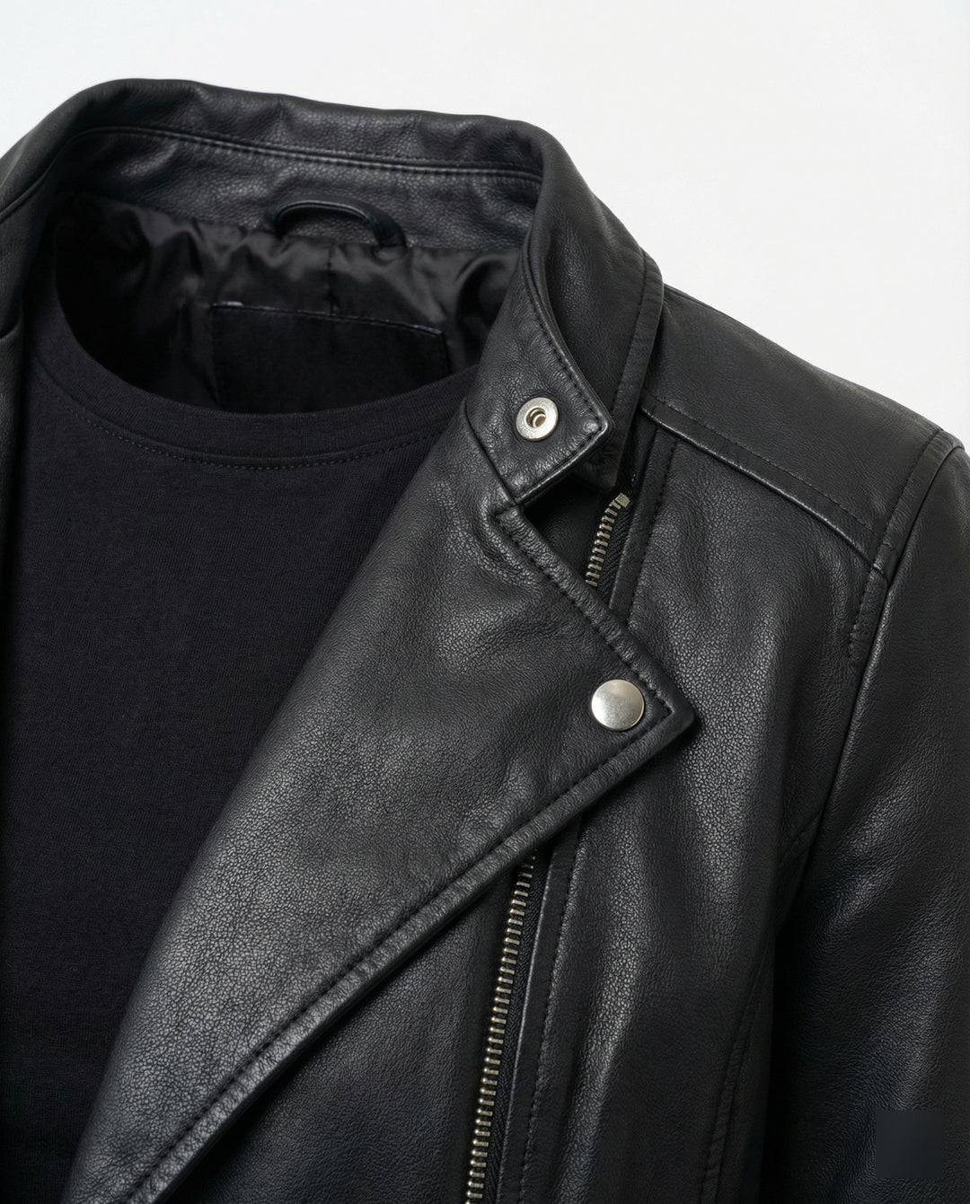 Damen kurz geschnittene taillierte Bikerjacke mit asymmetrischem Reißverschluss gesteppter Ärmelpartie und seitlichen Schnallenbändern EB