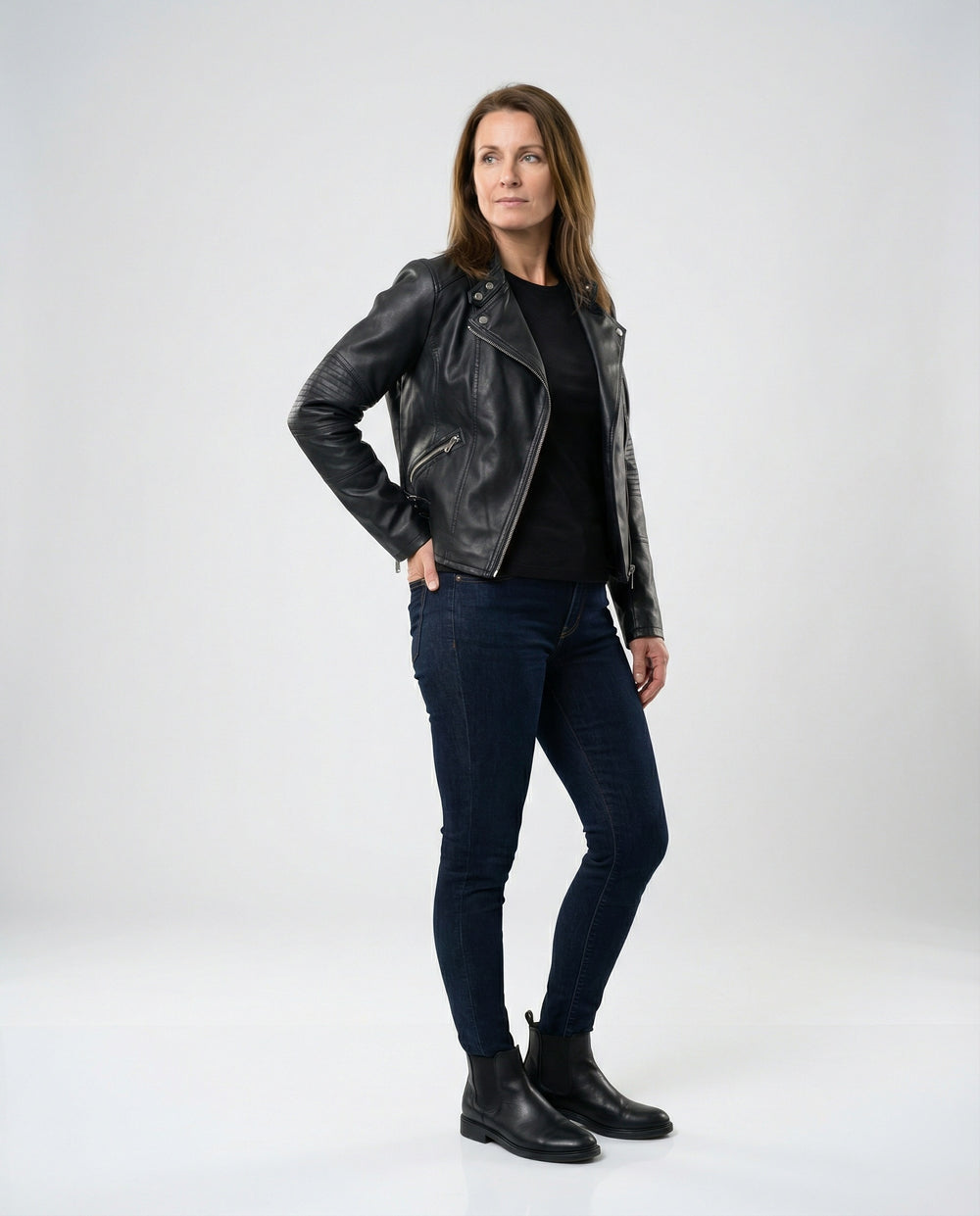 Damen kurz geschnittene taillierte Bikerjacke mit asymmetrischem Reißverschluss gesteppter Ärmelpartie und seitlichen Schnallenbändern EB