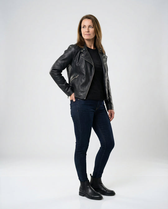 Damen kurz geschnittene taillierte Bikerjacke mit asymmetrischem Reißverschluss gesteppter Ärmelpartie und seitlichen Schnallenbändern EB