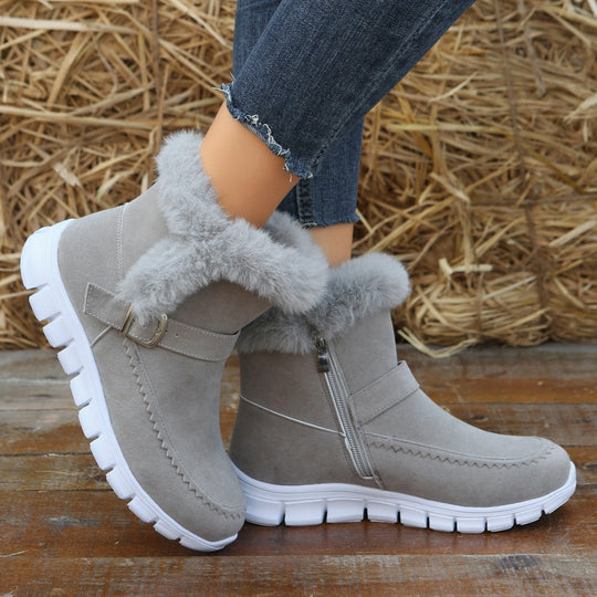 Damen nan gefütterte Kurzstiefel mit Kunstfellbesatz, Velourslederoptik, seitlichem Reißverschluss, dekorativer Metallschnalle und profilierter Lightweight-Sohle EB