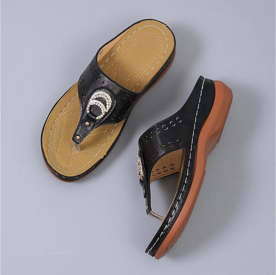 Damen Wedge-Sandaletten mit stilvollem Dekor und gepolstertem Fußbett EB