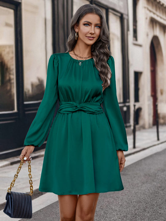 Damen elegantes Mini-Kleid mit tailliertem Schnitt und Puffärmeln EB