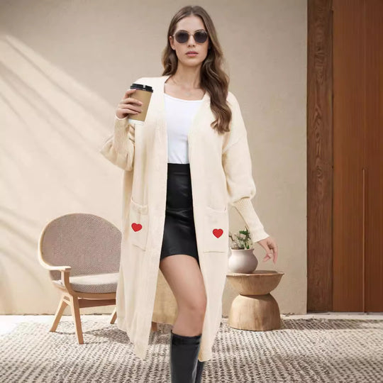 Damen Strickjacke mit Herzapplikationen und lockerer Passform EB