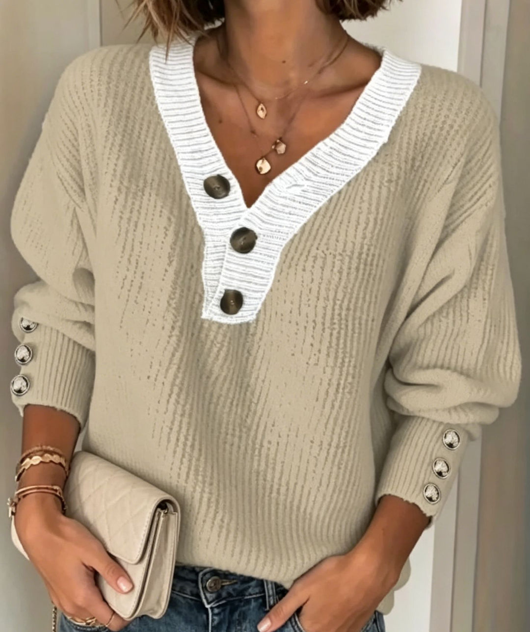 Damen Feinstrickpullover mit tiefem V-Ausschnitt, kontrastierter Knopfleiste und Zierknopf-Ärmeln EB