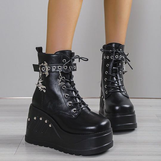 Damen nan Gothic Plateau-Stiefelette mit Schnürung, Ösenriemen und Anhänger-Details EB