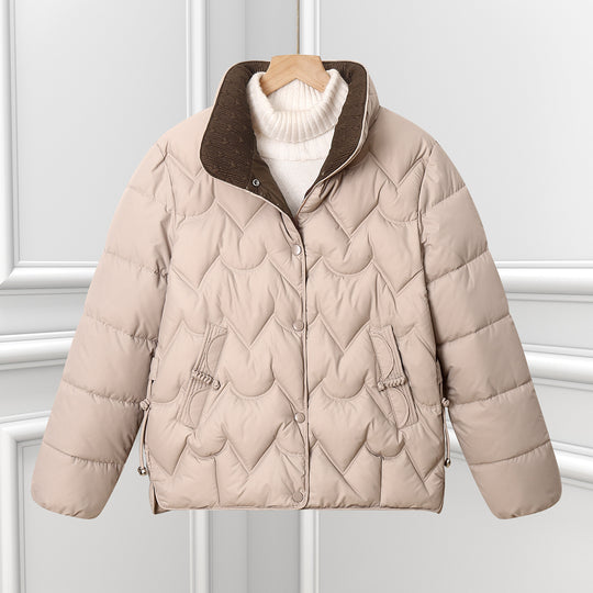 Damen nan kurze gesteppte Pufferjacke mit dekorativer Bogensteppung und Druckknopfblende EB
