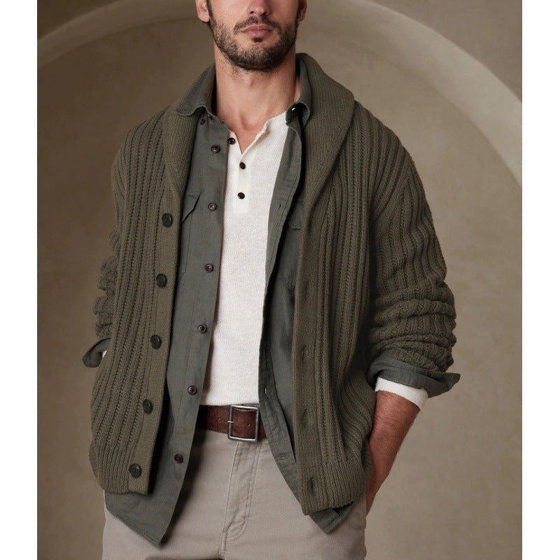 Herren Strickjacke mit modernen Zopfmuster und klassischem Umlegekragen EB