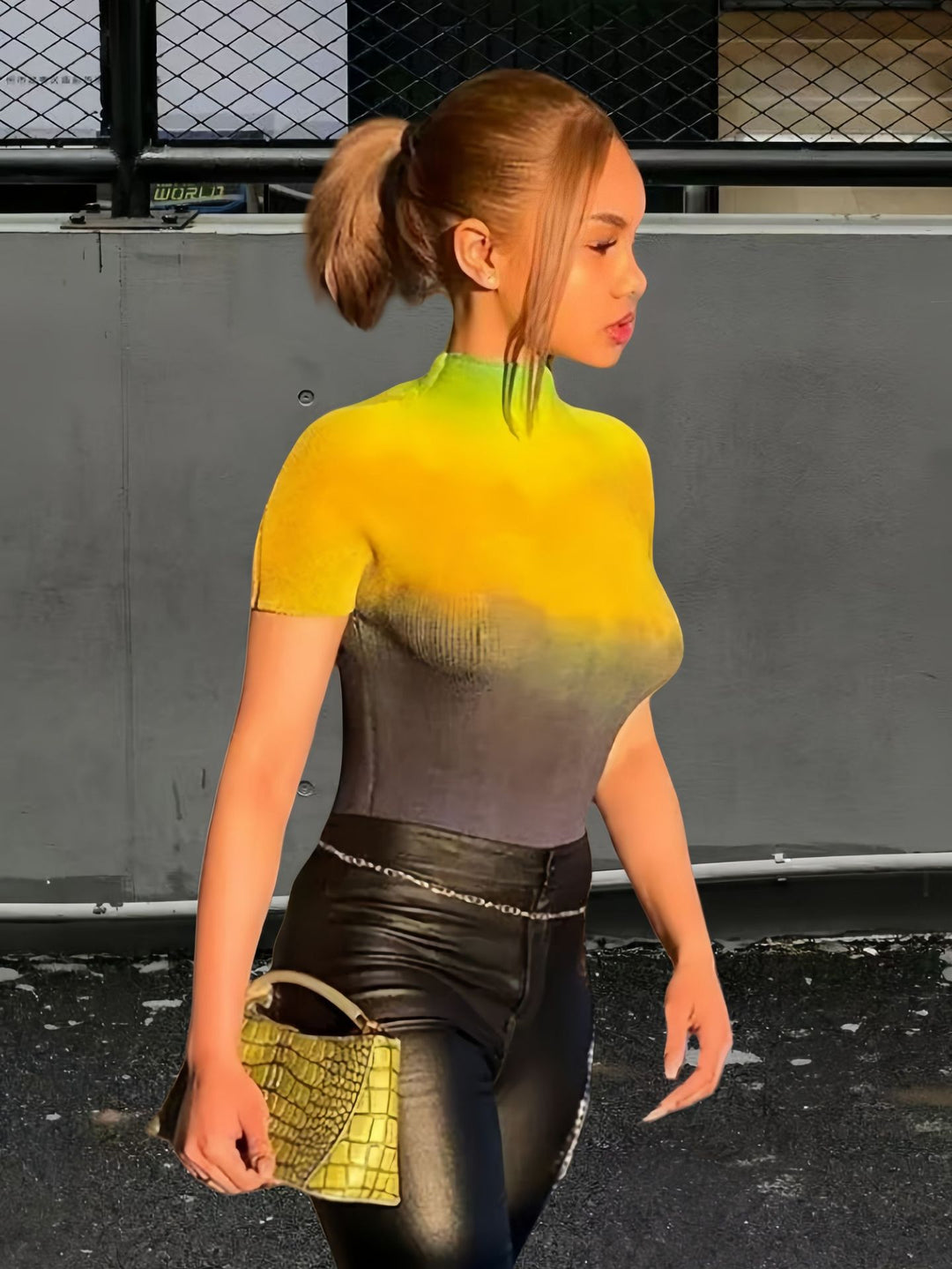 Damen Kurzarm-T-Shirt mit modernem Farbverlauf und hohem Kragen EB