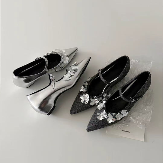 Damen Ballerina-Schuhe mit zartem Floraldetail und elegantem Riemchen EB