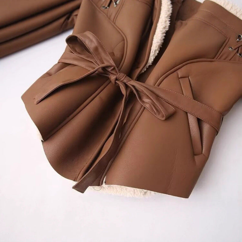 Damen Kunstlederjacke mit warmem Teddyfutter und eleganten Schnürdetails EB
