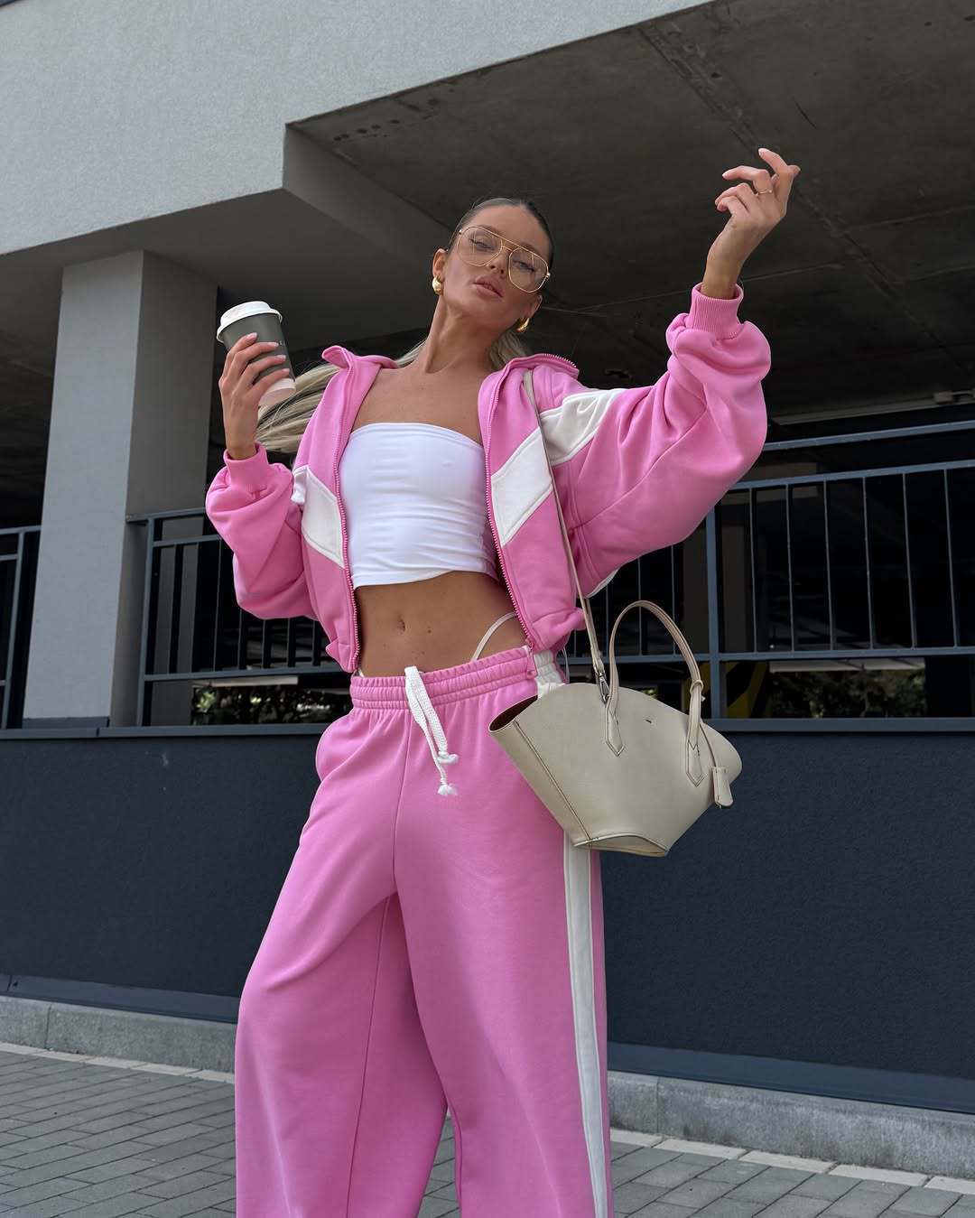 Damen leichte Oversize-Windbreakerjacke mit Kontrastpanelen, Tunnelzugbund und elastischen Bündchen Eichborn Berlin
