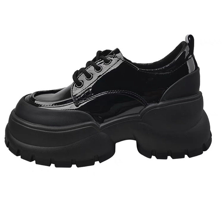 Damen Sportliche Lack Sneakers mit robuster Plateausohle und modischem Design EB