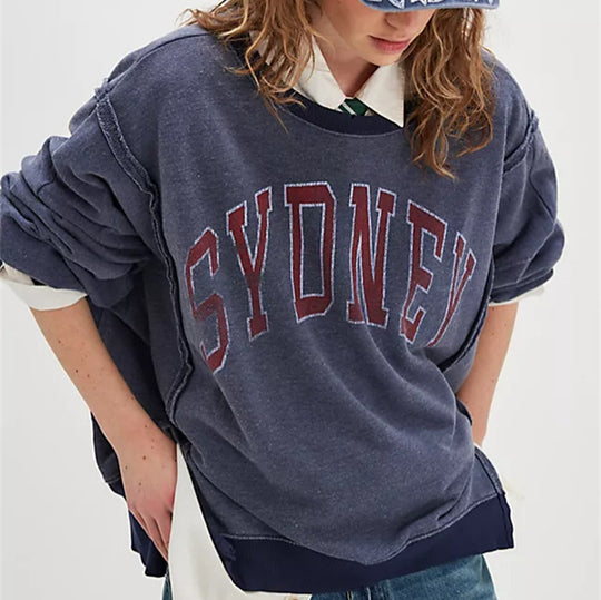 Damen oversized Sweatshirt mit Rüben-Print, ausgefransten Nahtakzenten und Daumenlochärmeln Eichborn Berlin