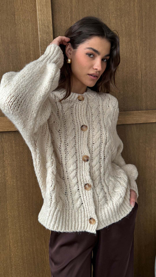 Damen Grobstrickjacke mit eleganter Knopfdetails und voluminösen Ärmeln EB