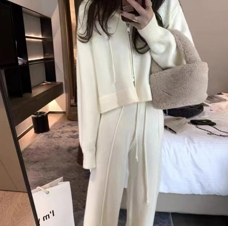 Damen lässiges Freizeit-Ensemble mit Kapuzenoberteil und weitem Bein EB