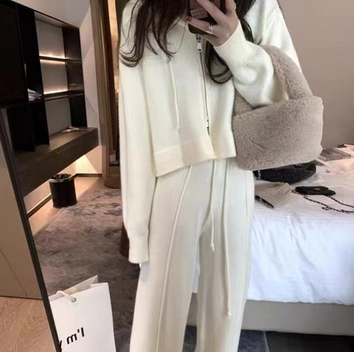 Damen lässiges Freizeit-Ensemble mit Kapuzenoberteil und weitem Bein EB