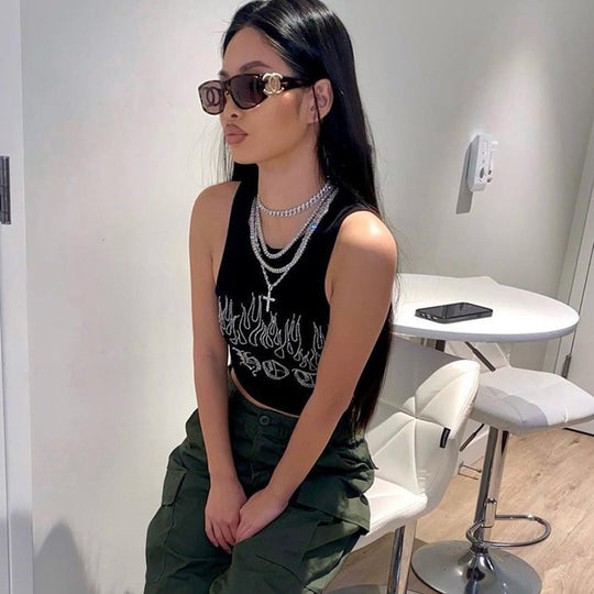 Damen Crop-Top mit auffälligem Flammenmotiv und glänzenden Akzenten EB