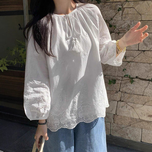 Damen zeitlose Bluse mit besticktem Spitzenbesatz und Bindeband EB