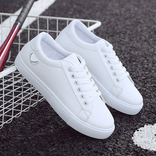 Damen Minimalistische Low-Top Sneaker mit glatter Kunstlederoptik und komfortabler Gummisohle EB
