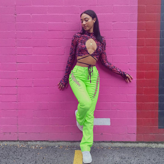 Damen Crop-Top mit innovativem Cut-Out-Design und langen Ärmeln EB