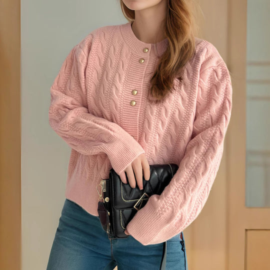 Damen Strickjacke mit eleganter Zopfmusterstruktur und dekorativen Knöpfen EB