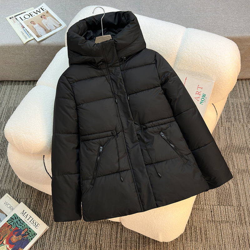 Damen nan kurze wattierte Kapuzenjacke mit hohem Stehkragen, Kordelzug und diagonalem Reißverschlusstaschen-Design EB