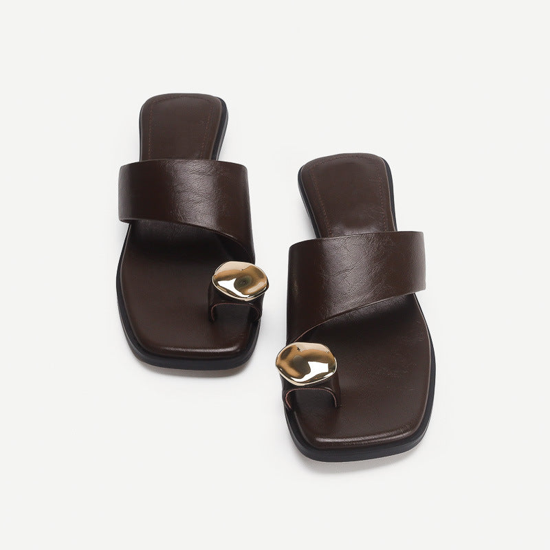 Damen elegante Zehentrenner-Sandalen mit geschwungenem Riemendesign und exklusivem Metallakzent EB