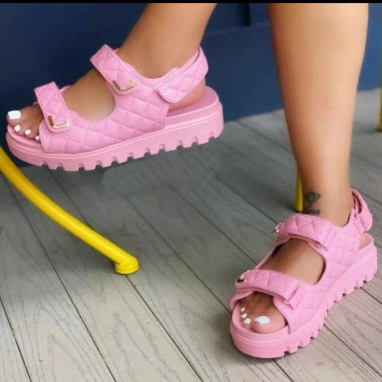 Damen nan gesteppte Dreiriemen-Sandale mit verstellbaren Metallschnallen und robuster Profilsohle EB