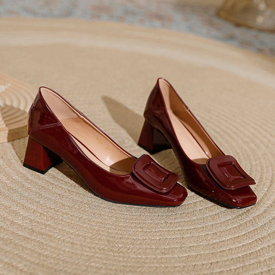 Damen elegante Lackleder-Pumps mit komfortablem Blockabsatz und dekorativer Schnalle EB