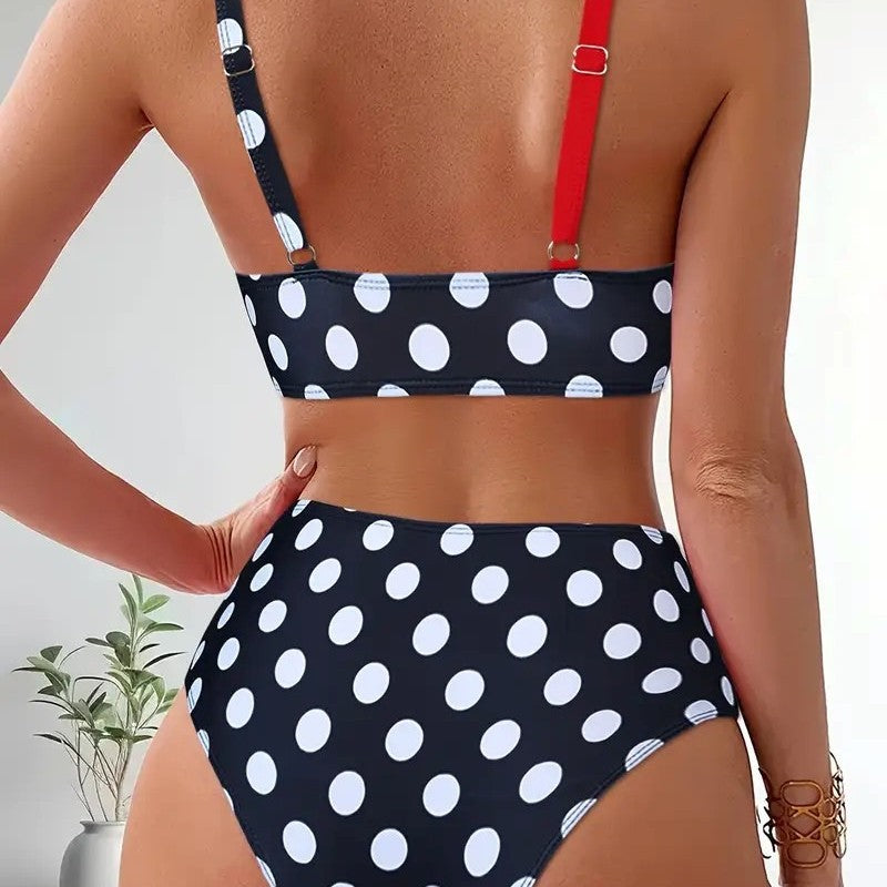Damen Bikinimodell im modernen Wickelstil EB
