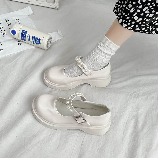 Damen Mary Jane Schuhe mit glänzendem Obermaterial und Perlenschmuck EB