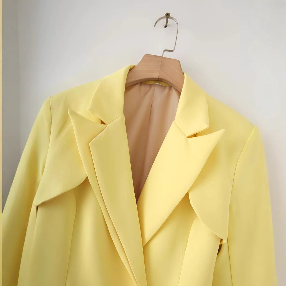 Damen elegante Blazerjacke mit strukturiertem Kragen und glänzenden Details EB