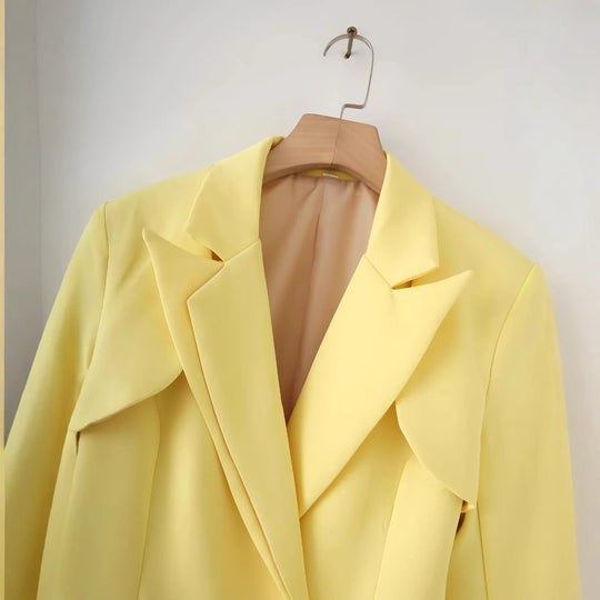 Damen elegante Blazerjacke mit strukturiertem Kragen und glänzenden Details EB