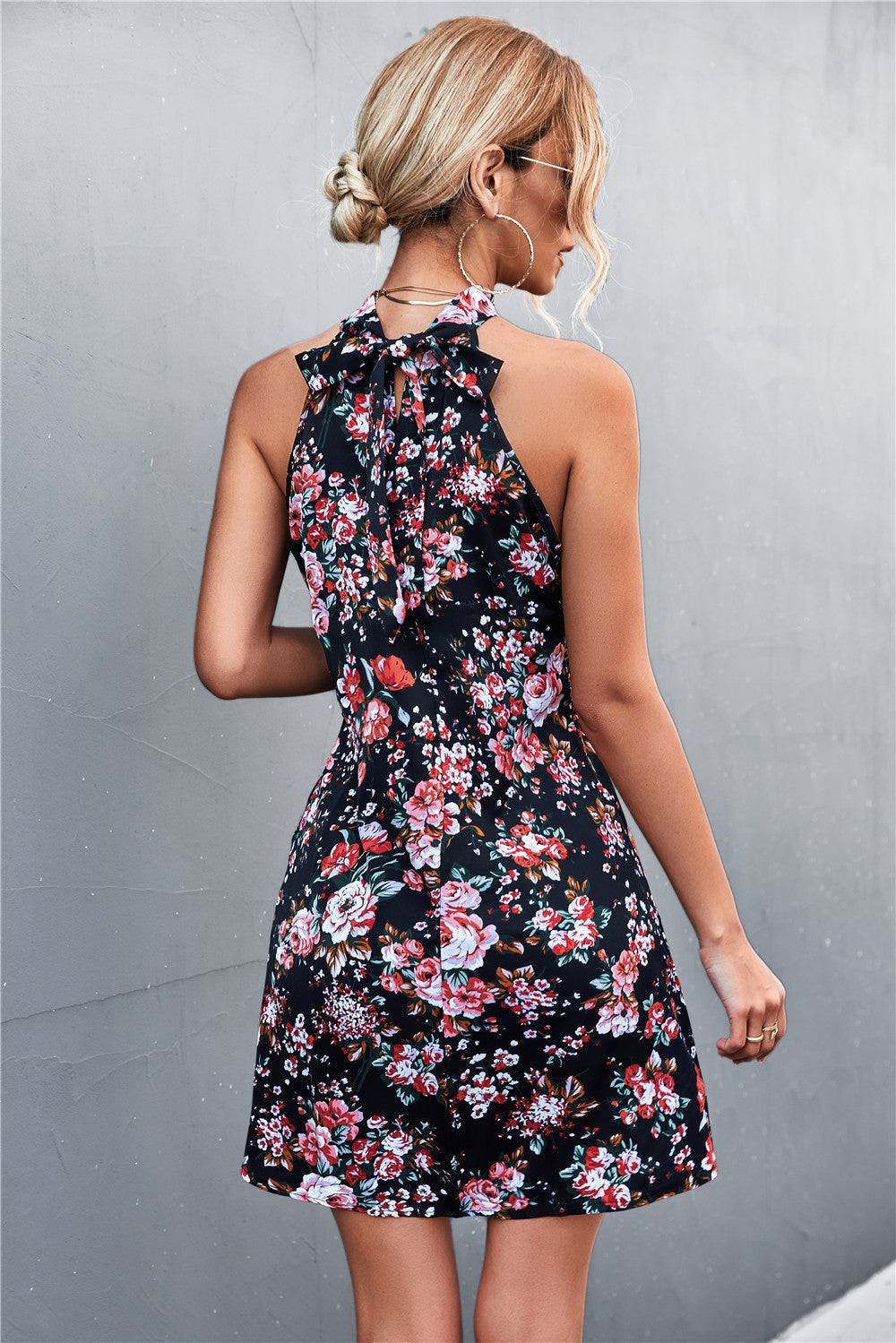 Damen Halterkleid mit floralem Design und elegantem Schnitt EB
