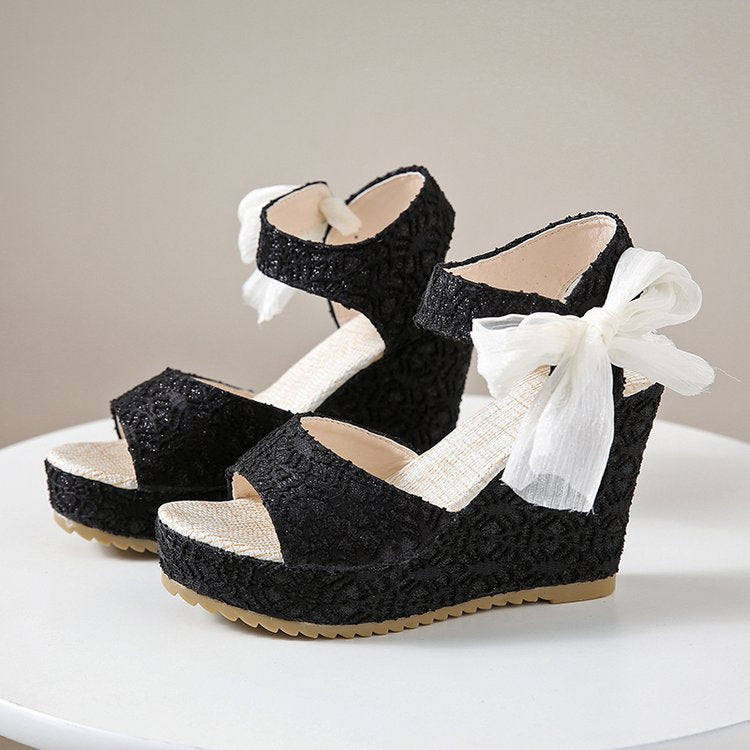 Damen nan romantische Keilabsatz-Sandalette mit Spitzenoptik und Organza-Schleife EB
