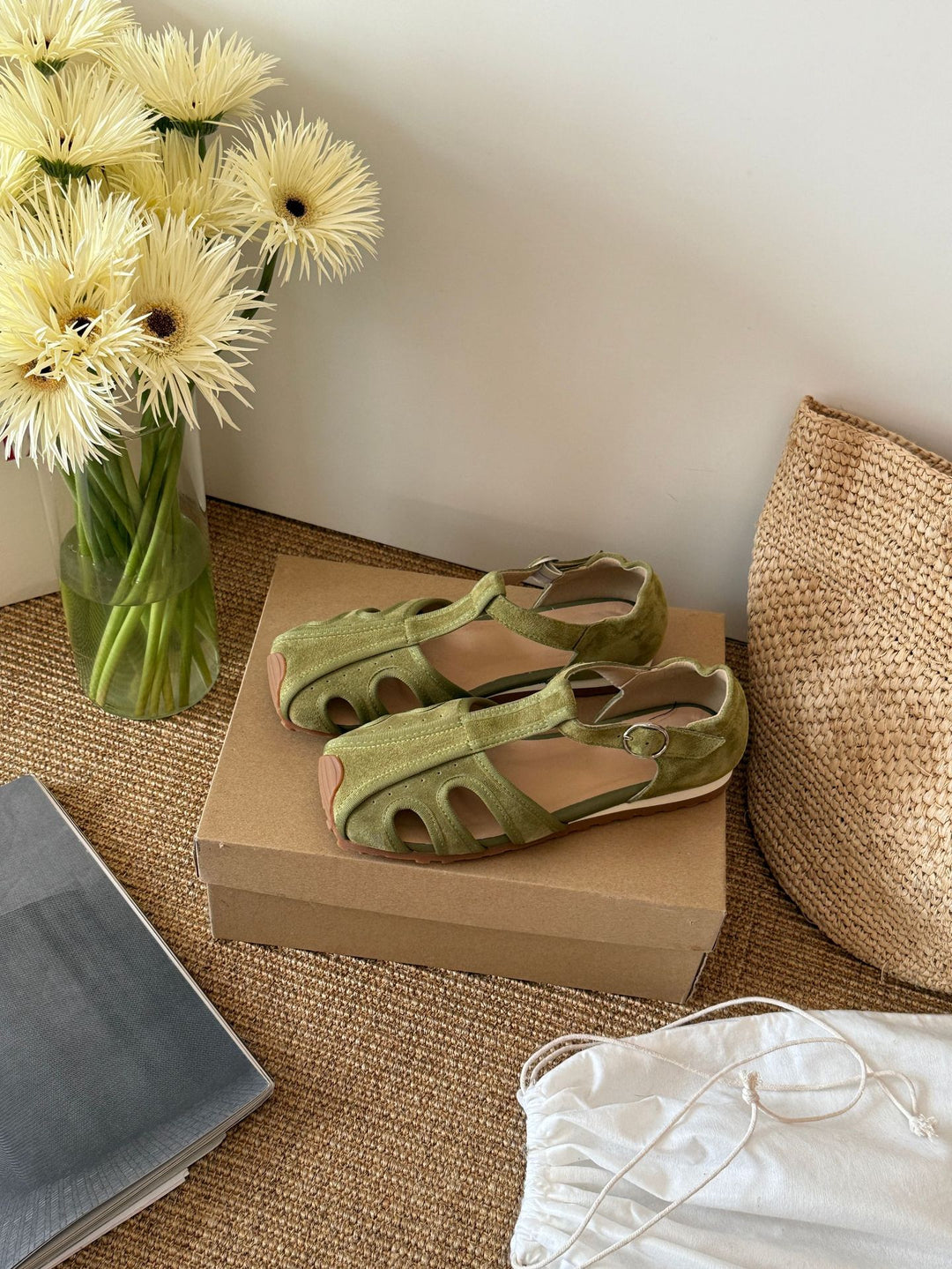Damen Komfortable Sandalen mit geschlossenen Zehen und modischem Riemen EB