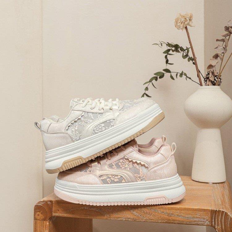 Damen Sneakers mit filigranem Blumenmotiv und gepolsterter Sohle EB