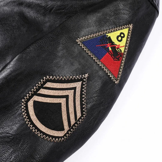 Herren Kunstleder-Bomberjacke im Vintage‑Fliegerstil mit geripptem Stehkragen und dekorativen Aufnähern EB