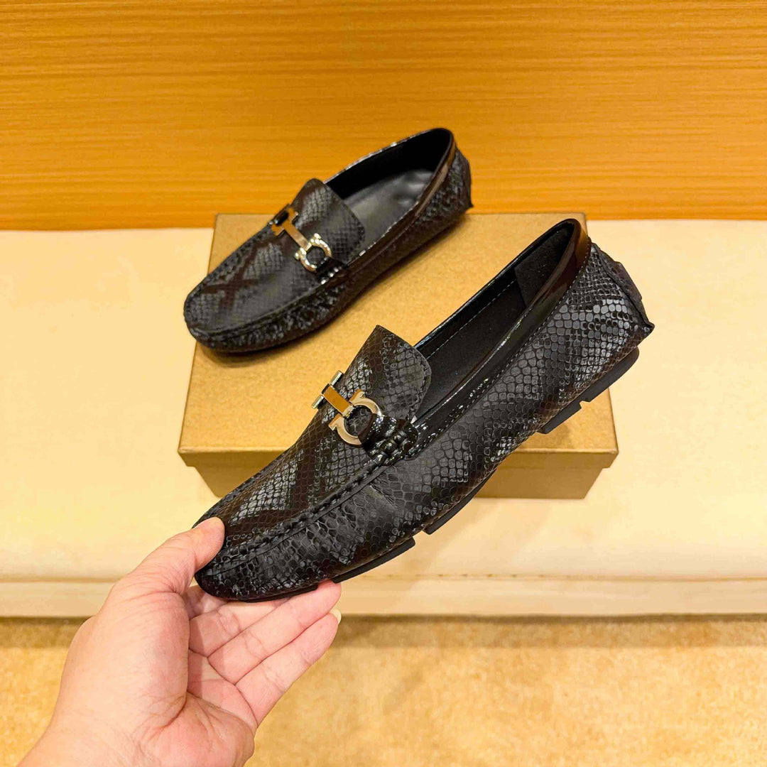 Herren Mokassin mit raffiniertem Schlangenleder-Design und elegantem Metallverschluss EB
