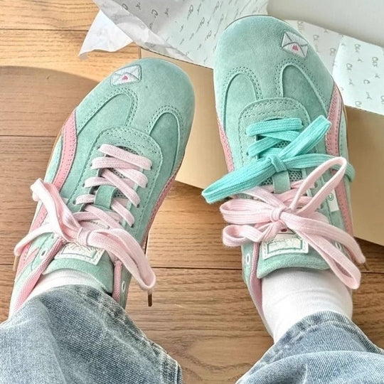Damen Sneakers mit fröhlichem Apfelmotiv und textiler Oberflächenstruktur EB